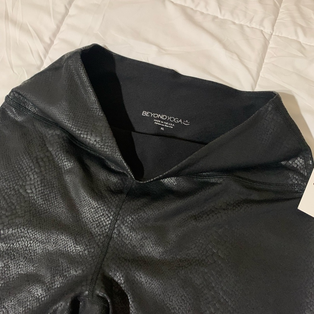 Beyond Yoga Black Bike Shorts for Active Comfort - Picture 2 of 3